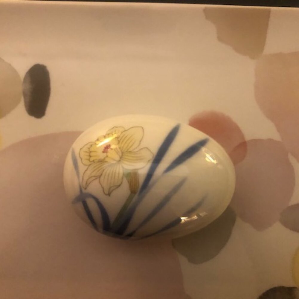 Danbury Mint Porcelain Easter Egg Trinket Box - Picture 3 of 9